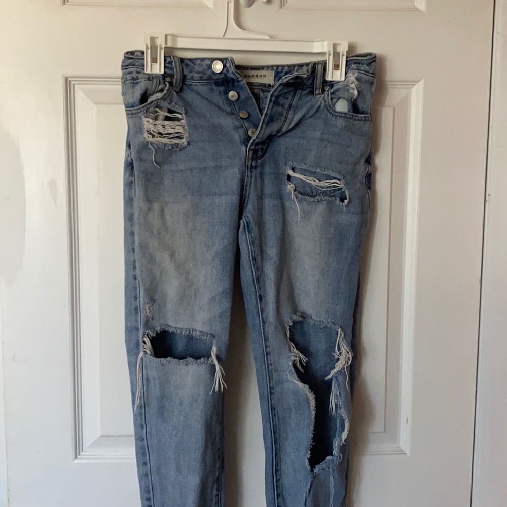 ⛄️3/$25 ⛄️ Extremely ripped cropped mom jeans